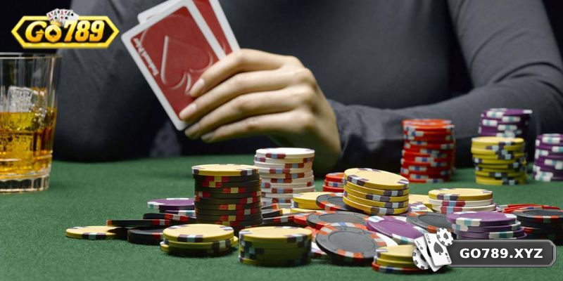 Poker Online - Hướng Dẫn Cách Chơi Và Mẹo Thắng Tại GO789 3 Đọc bài đối phương dựa vào biểu cảm